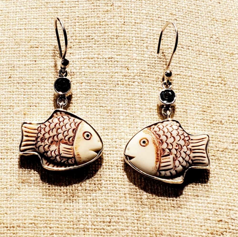 SOLD!! Chris Bales 925 Carved Fish Earrings NWT - Picture 2 of 7
